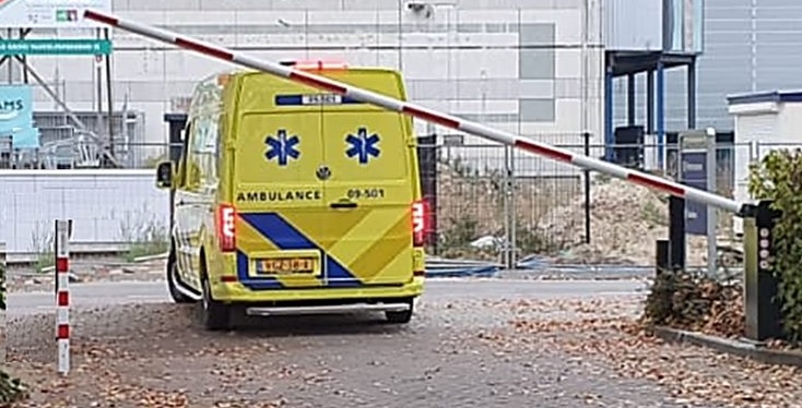 Ambulance rijdt door slagboom