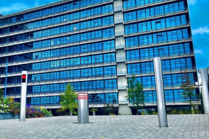 Universiteit_Twente-inzinkbare-palen